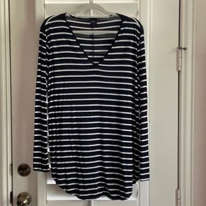GAP V-Neck Striped Tee with Curved Hem in Navy/White - Size XXL